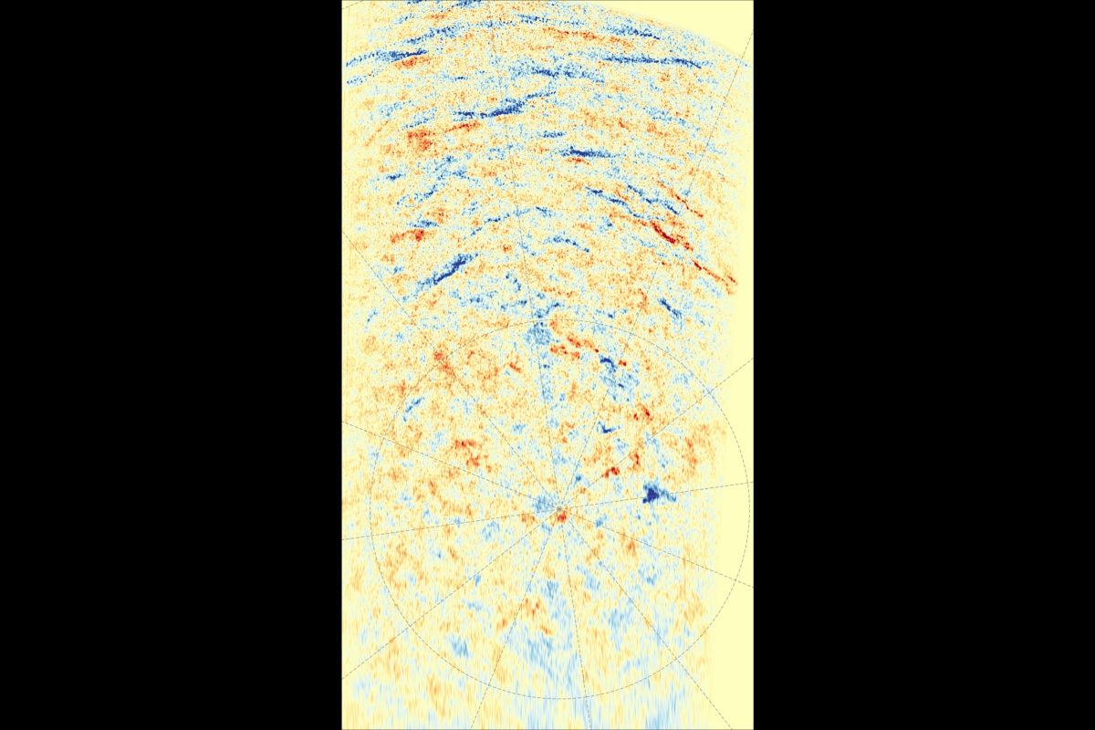 探査機ソーラー・オービターの偏光測定・日震撮像装置（PHI）が捉えた、太陽の南極周辺の磁場マップ。青と赤の斑点は異なる磁極（NとS）が存在することを示している（ESA & NASA/Solar Orbiter/PHI Team, J. Hirzberger (MPS)）