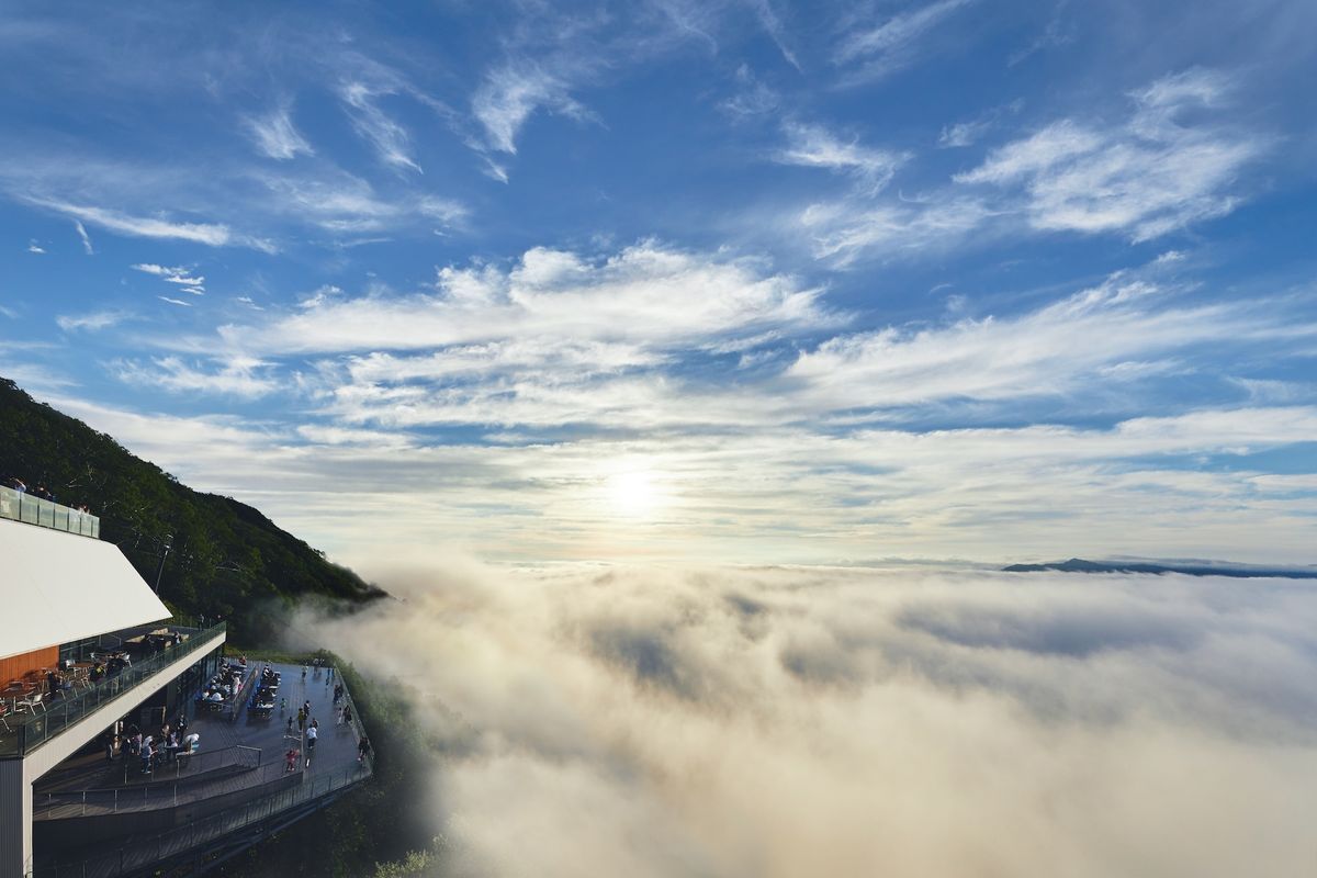 雲海テラスの眼前に広がる雲海(●月●旬ごろ)。