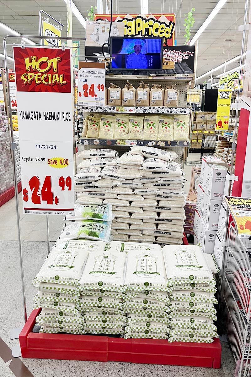ホノルルの小売店の様子。この日は、山形県産のお米「はえぬき」5キロが24.99ドルで売られていた