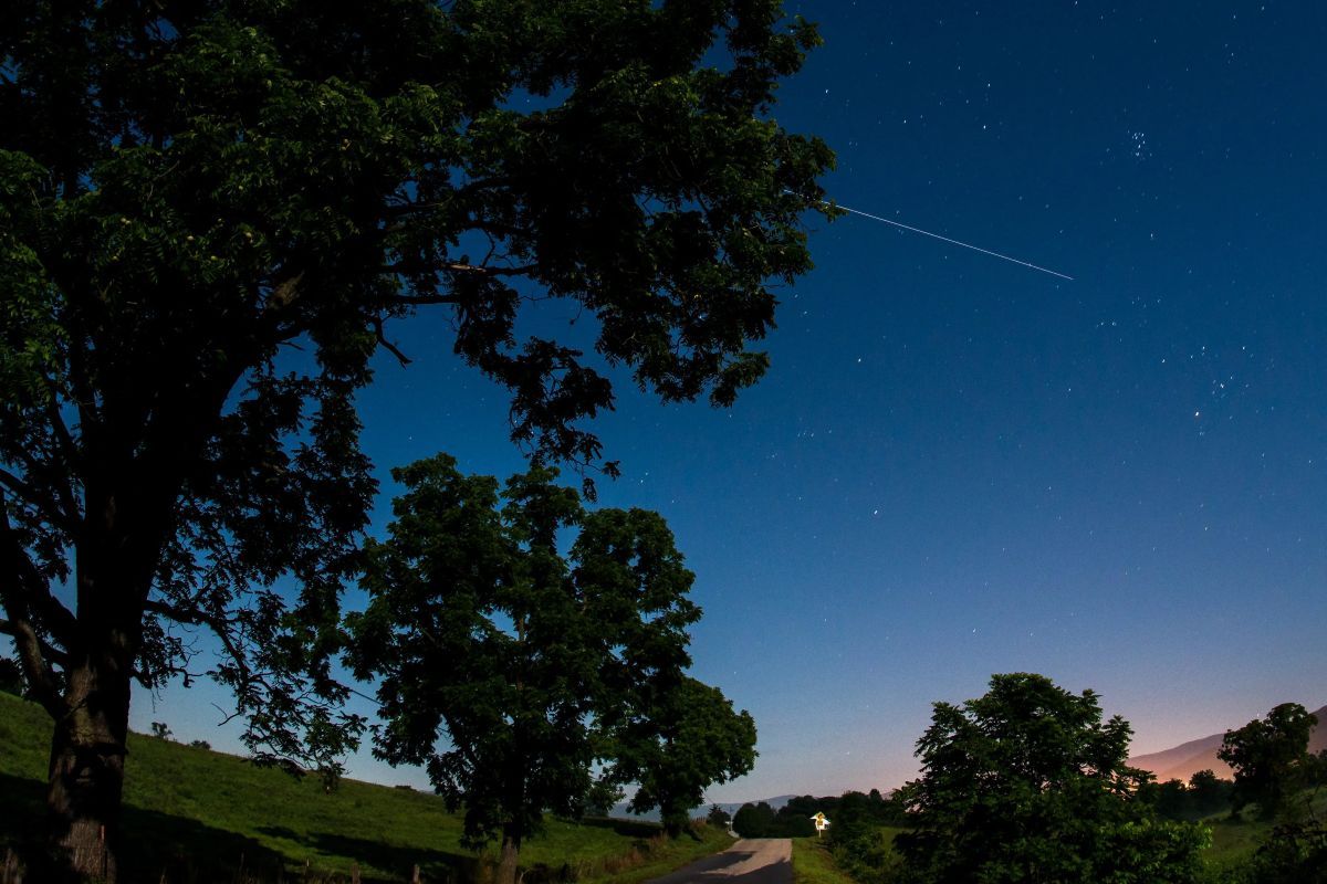 米バージニア州エルクトン上空の横切る国際宇宙ステーション（ISS）。2015年8月1日撮影、30秒露光（NASA/Bill Ingalls）