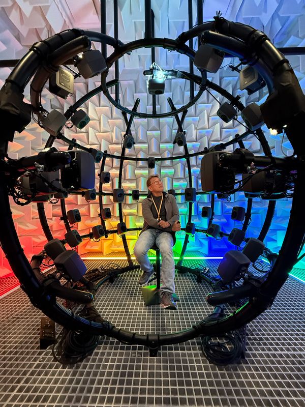 球体のフレームに50個のスピーカーを配置し、世界中の様々な場所の環境音を再現できるようにした評価室。アップルは世界中の様々な場所や多様な環境で64個のマイクを使って収録した環境音をここで再生し、あらゆる場所における機械学習を行えるようにしている