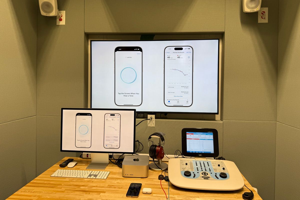医療グレードの聴覚検査機能を実現するための評価環境。右下のデバイスによる検査結果と、AirPods + iPhone用アプリでの検査結果が一致するように開発を行なっている