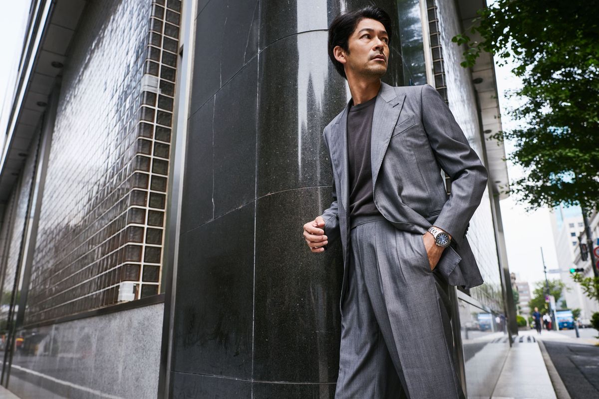 時計Manta OCW-S400RA-2AJF ¥181,500<カシオ計算機 お客様相談室 Tel: 0120-088925>スーツ¥275,000<カルーゾ/エストネーションtel.0120-503-971>ニット¥38,500<ジョン スメドレー/リーミルズ エージェンシーtel.03-5784-1238>