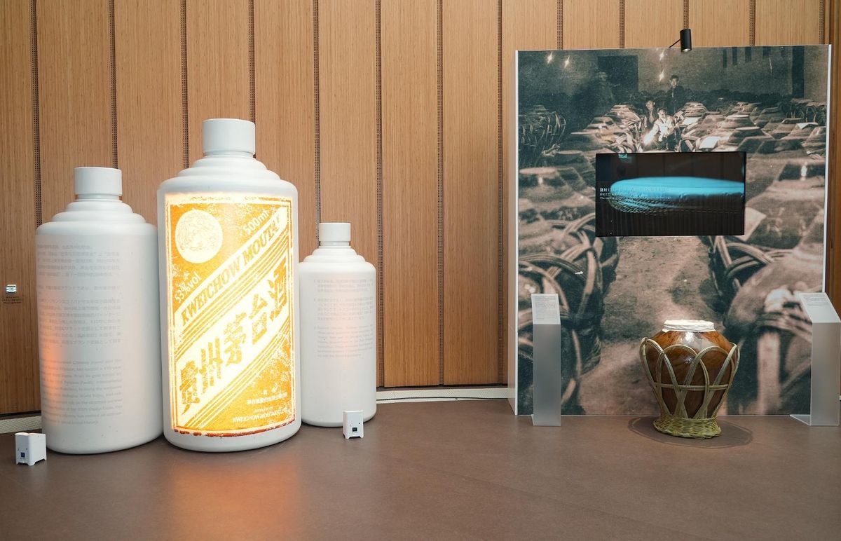 中国パビリオンの館内には、茅台酒の酒かすをリサイクルした再生紙でつくられた茅台酒の瓶をかたどったオブジェが置かれていた