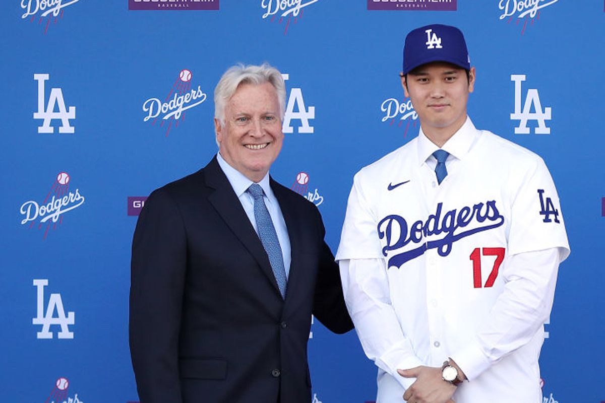 ロサンゼルス・ドジャースのオーナーのマーク・ウォルターと大谷翔平(Photo by Meg Oliphant/Getty Images)