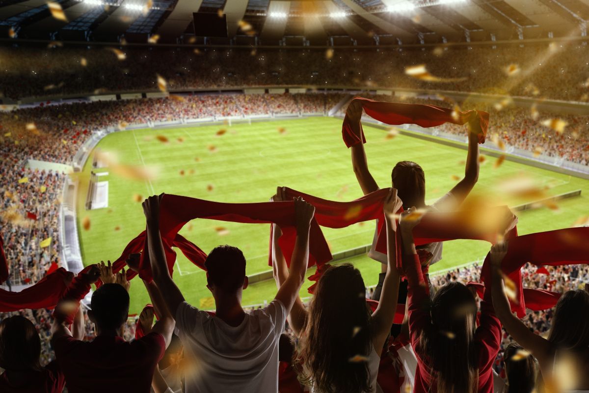 スタジアムを埋めるサッカーファン（Shutterstock.com）