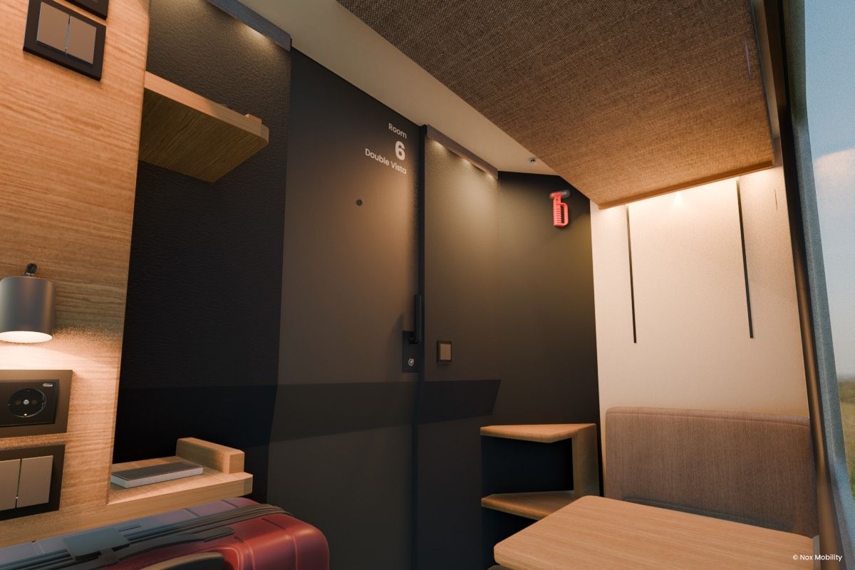 ダブルビスタルームは、2つのベッドを格納すると椅子とテーブルが使用できる（Nox Mobility）