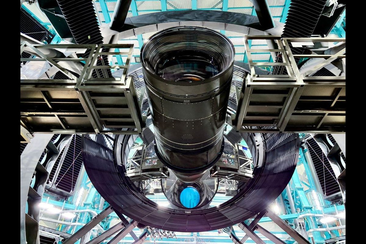 ベラ・C・ルービン天文台のシモニー・サーベイ望遠鏡に設置されたLSSTカメラ（RubinObs/NSF/DOE/NOIRLab/SLAC/AURA/T. Lange）