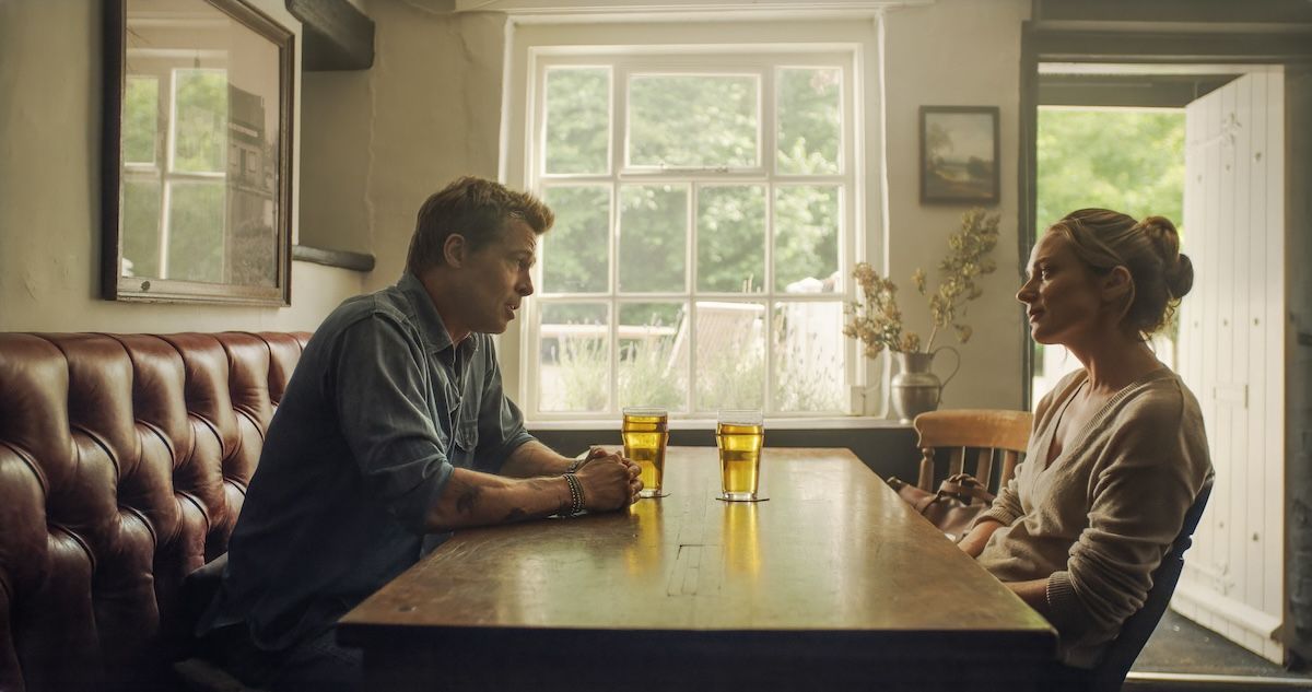 ソニーはマシンのパフォーマンスの鍵を握るテクニカル・ディレクターのケイト・マッケンナ（ケリー・コンドン）に相談を持ちかける © 2025 WARNER BROS. ENT. ALL RIGHTS RESERVED.