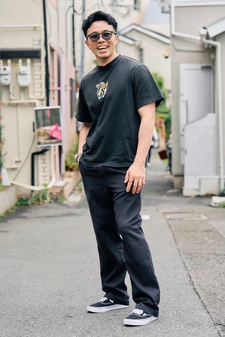 Tシャツ＝ステューシー　パンツ＝ディッキーズ　シューズ＝ヴァンズ　眼鏡＝スノーピーク　腕時計＝アップル