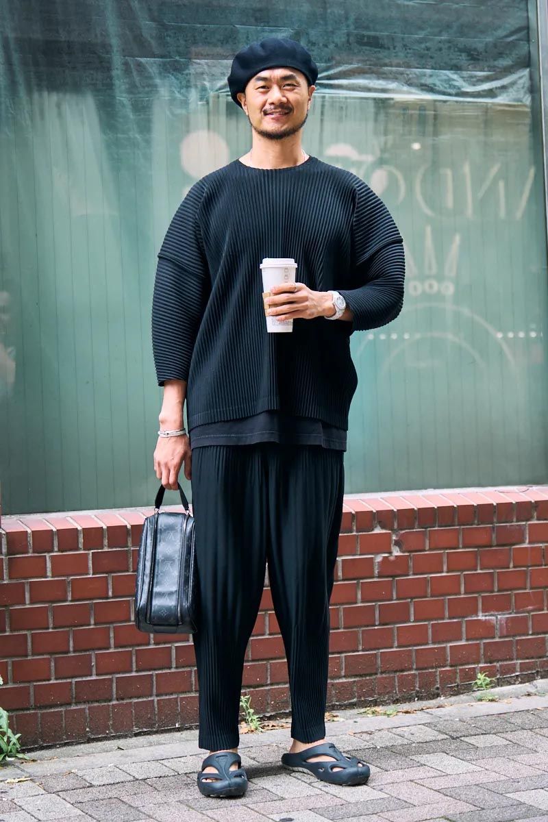 ニット、パンツ＝ともにプリーツプリーズ イッセイミヤケ　シューズ＝キーン　帽子＝カシラ　バッグ＝ルイ・ヴィトン　腕時計＝シャネル　ネックレス、ブレスレット、リング＝すべてティファニー　ブレスレット2＝ノーブランド