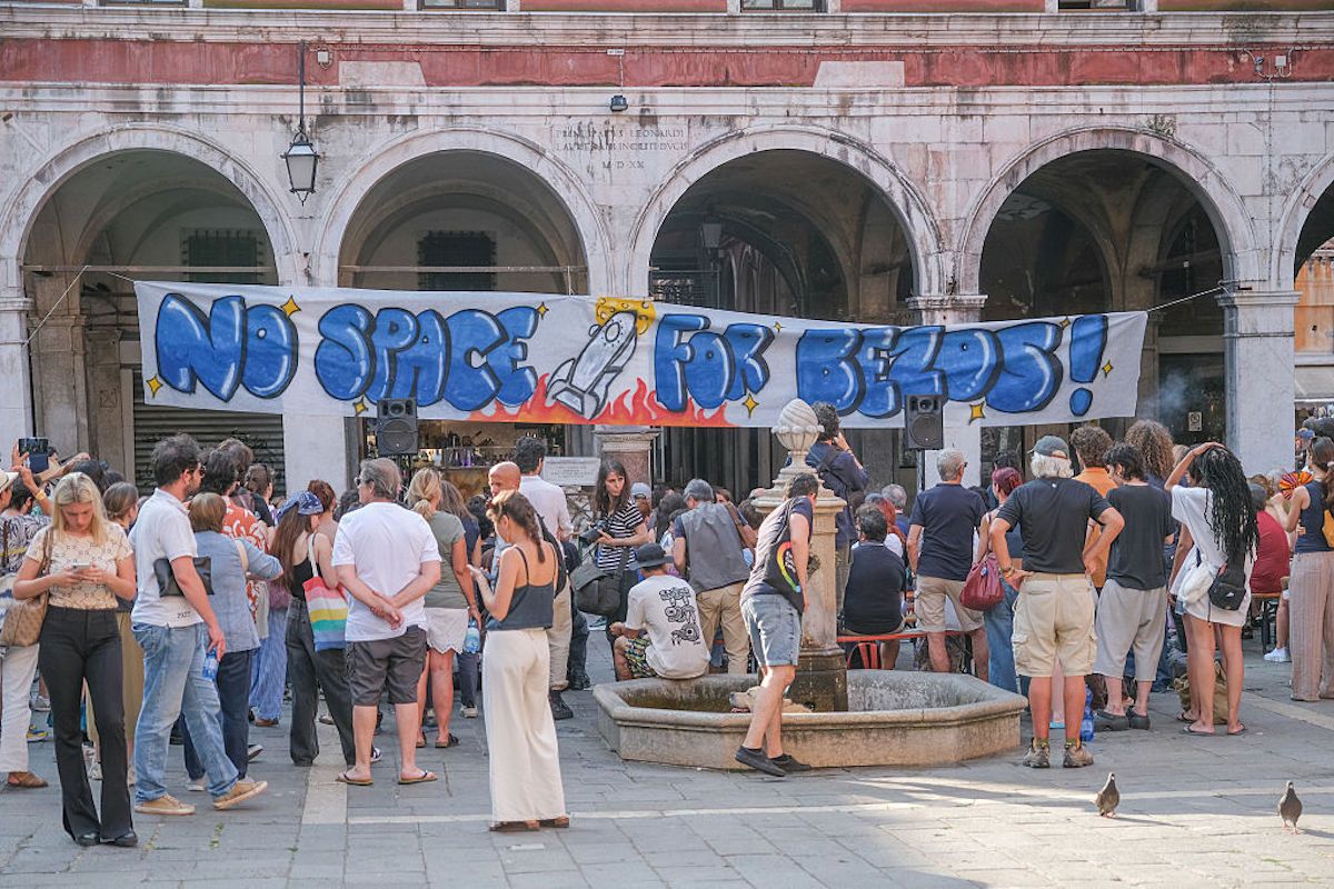 2025年6月13日、結婚式に反対する抗議行動を組織するため、「No Space For Bezos」活動家たちが集まる様子。（Photo by Stefano Mazzola/Getty Images）