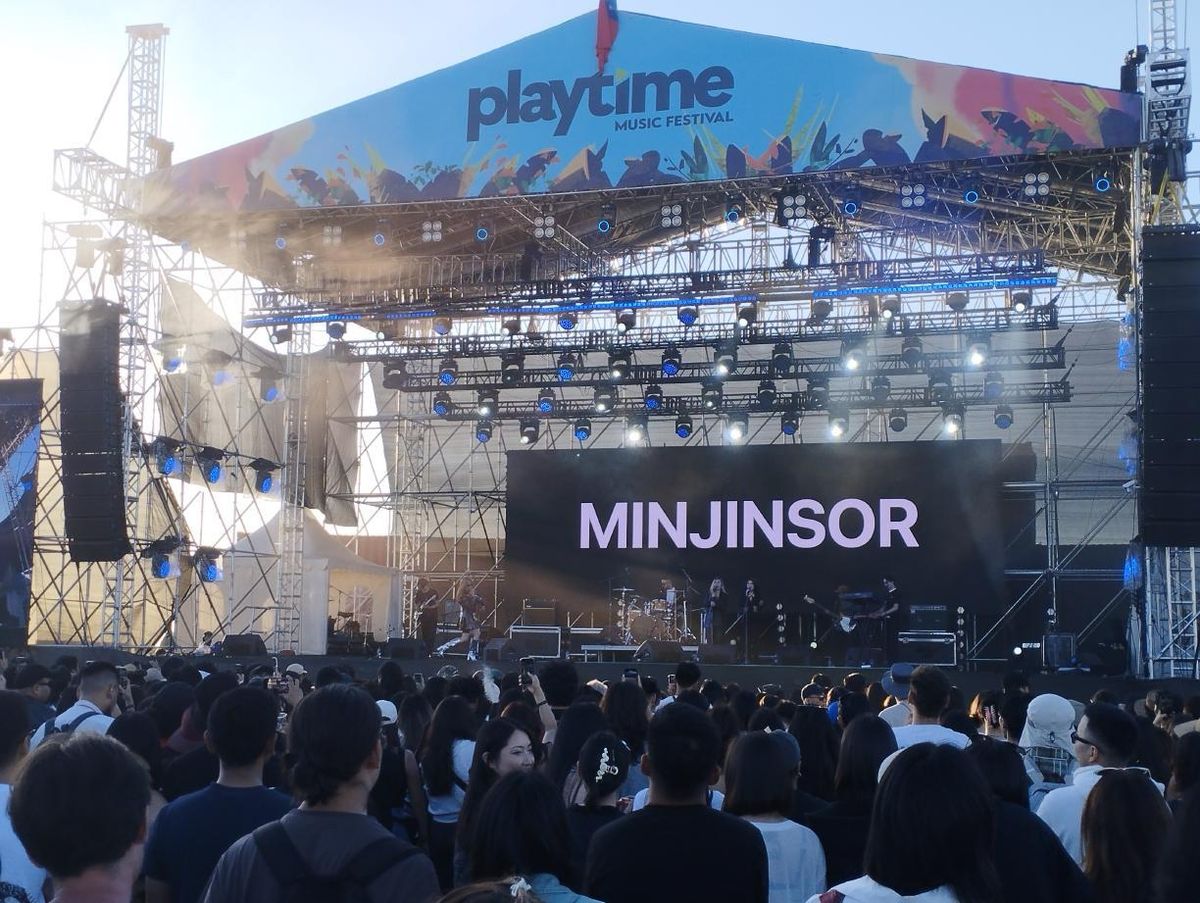 メインのステージの周りにはあふれんばかりの観客が集まっていた