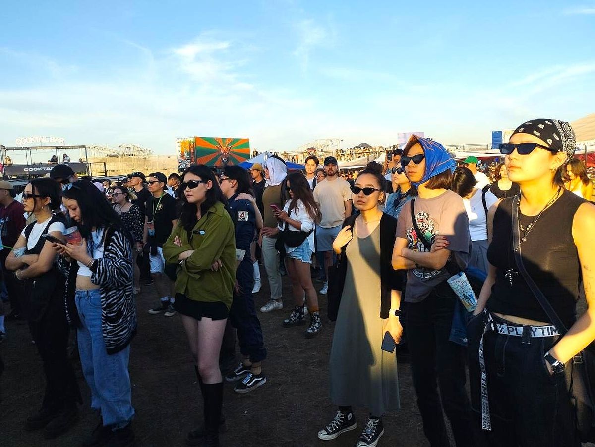 サングラスでキメた地元の若い女性ファンたちが一斉にステージを見つめている