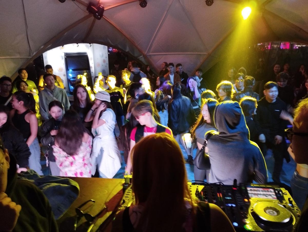 特設テント内がウランバートルのクラブ空間に早変わりする