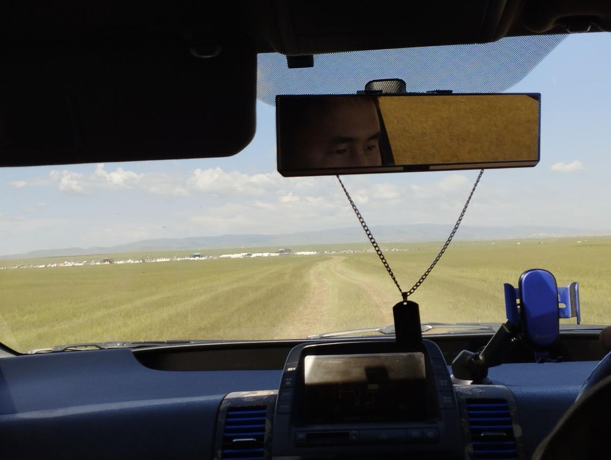 バスの車窓からはるか彼方にフェス会場が見えたが、想像以上に遠かった