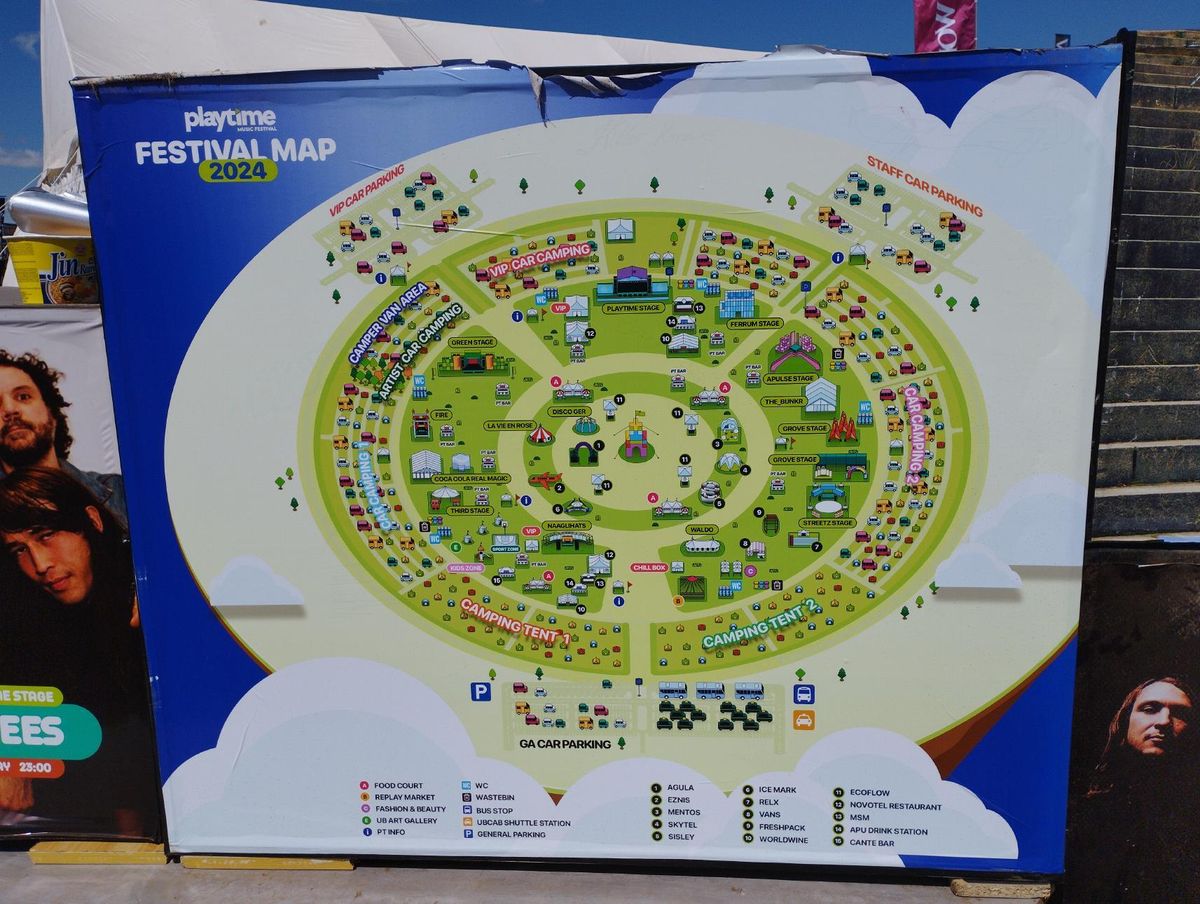 会場は巨大な円形で、ところどころにステージや屋台、ショップなどが点在している