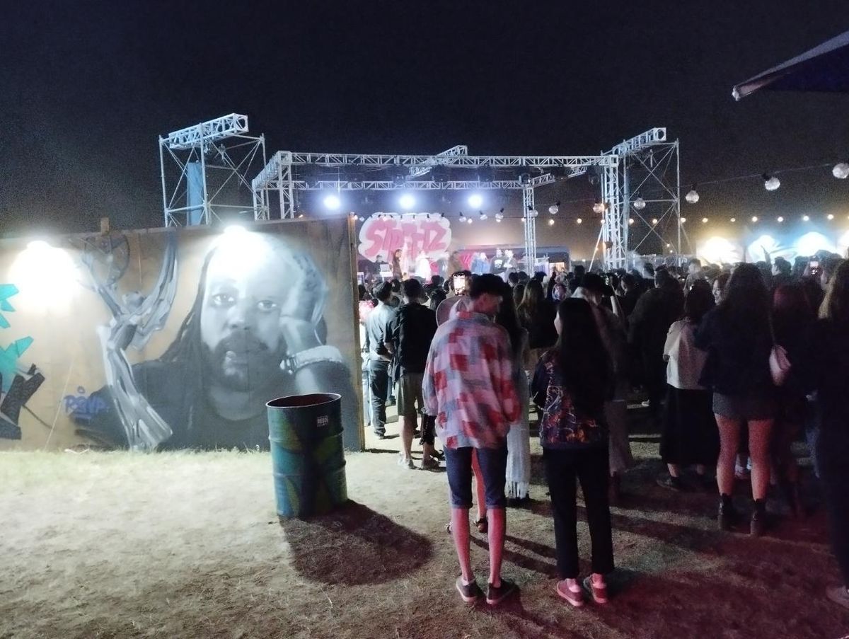 モンゴル人ラッパーのステージが始まり、会場から続々集まる観客たち