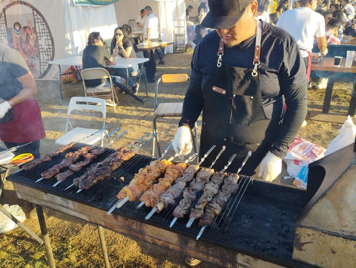 モンゴルの羊の串焼き（ショルログ）は、日本では見かけないビッグサイズ