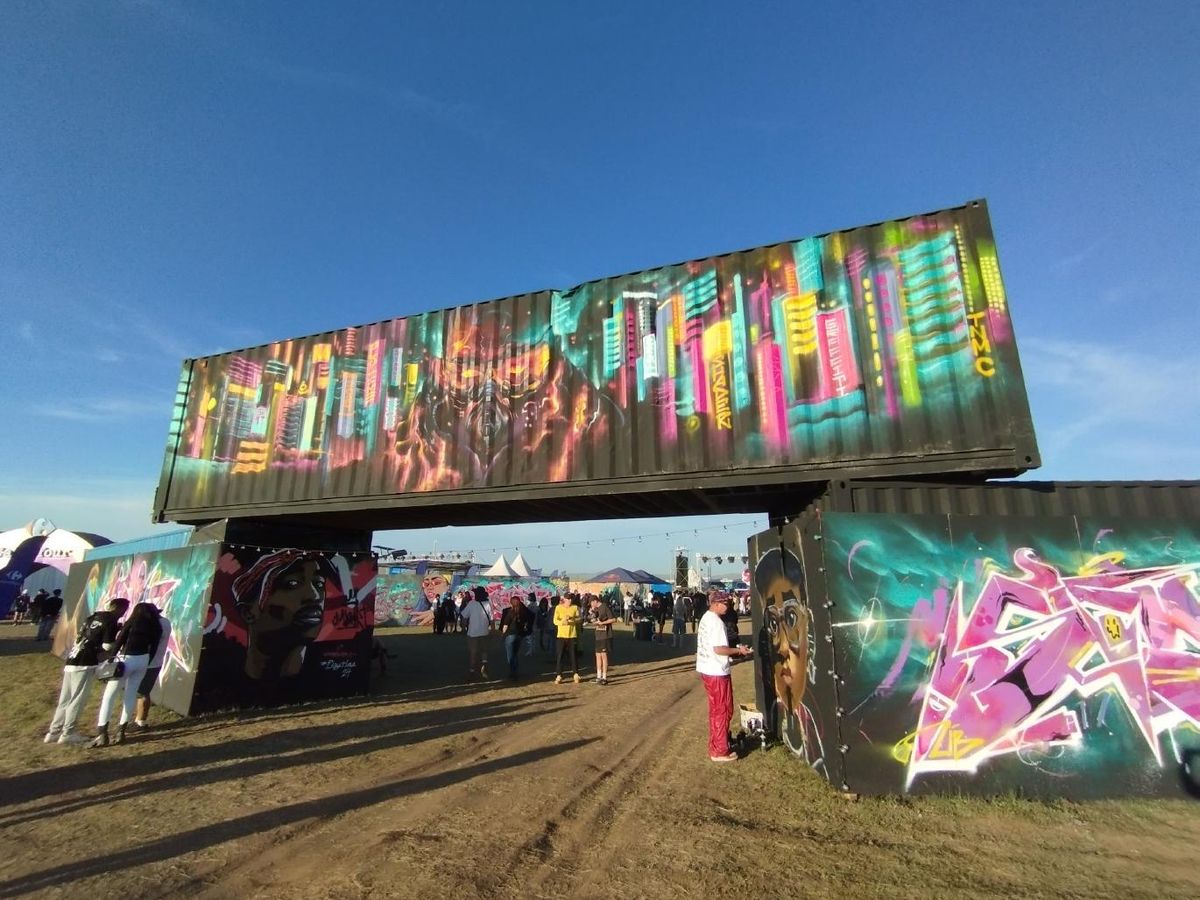 プレイタイムの会場は、さまざまなステージだけでなく、奇態なスカルプチャーやポップなオブジェの数々が盛り上げている