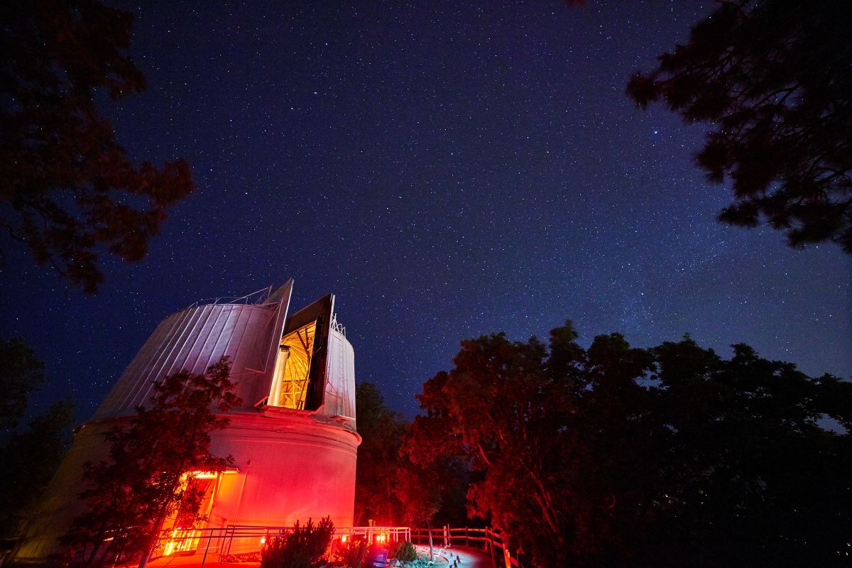 米ローウェル天文台と星空（Nicholas Klein/Getty Images）