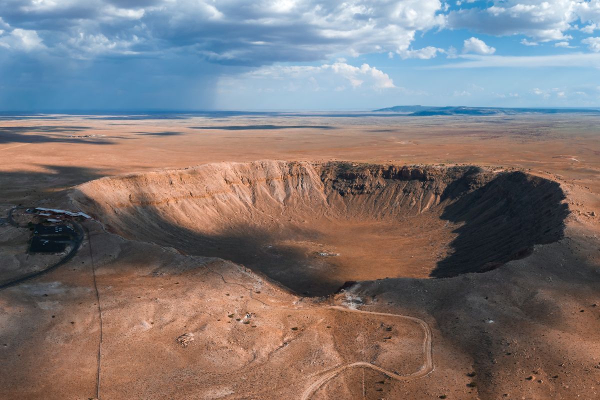 米アリゾナ州にある隕石衝突クレーター「アリゾナ大隕石孔」（Shutterstock.com）