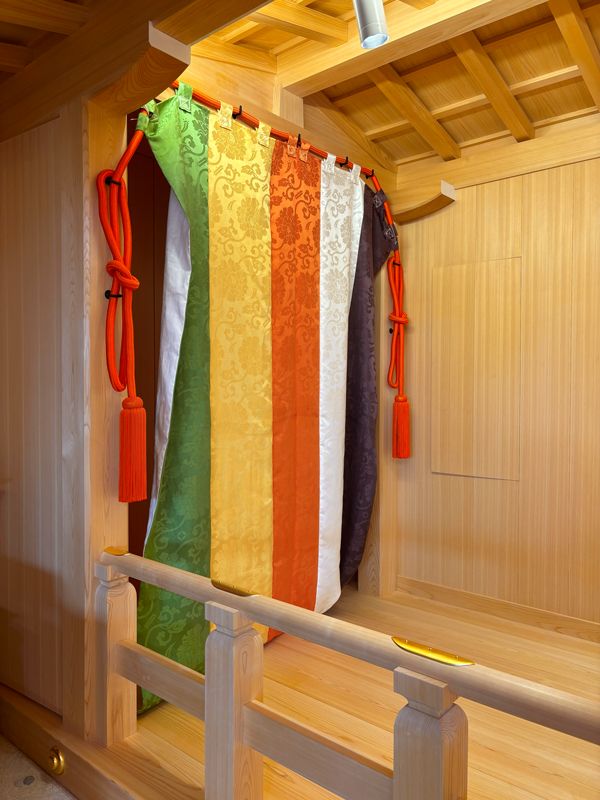 揚幕には京都の西陣織を用い、職人を招いて縄紐の付け方にまで細やかなこだわりを注いだ。