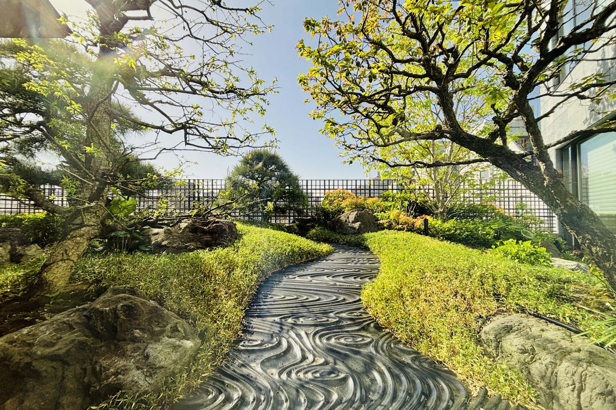 尾形光琳の「紅白梅図屏風」を再現した庭園。