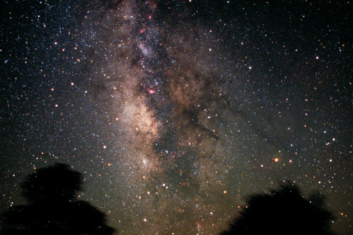 いて座と天の川銀河の中心。画面中央左に「ティーポット」の形も見える。天の川の右側にある明るい赤い星はさそり座のアンタレス（Terrence Dickinson/ESA/Hubble）