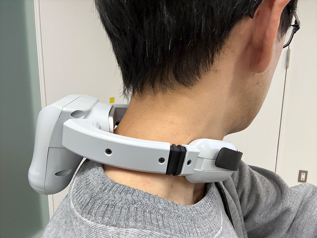 装着した時にはクーリングデバイスがしっかりと見えてしまうが、「法人向けが原則のウェアラブルデバイス」であることを前提にすれば納得できる