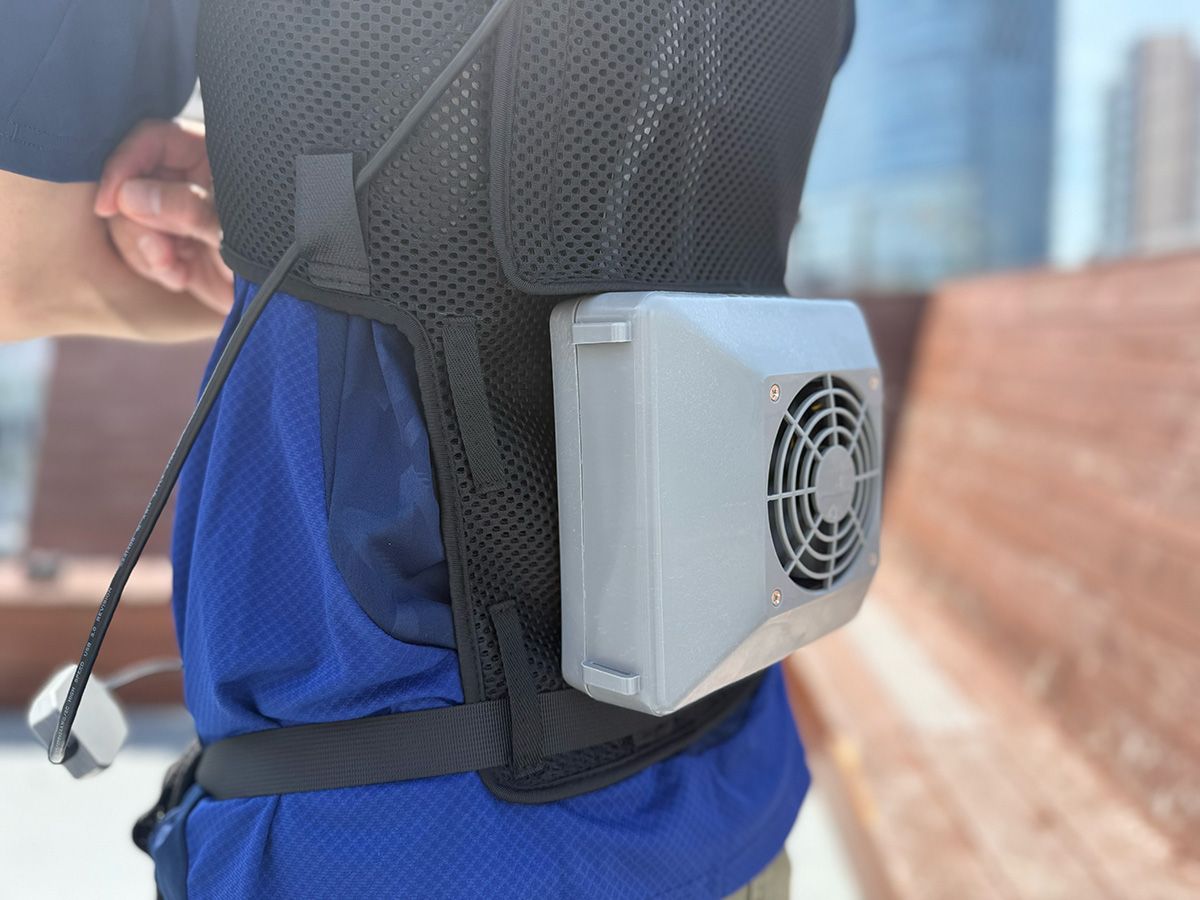 ラジエーターの排気口・吸気口を塞がないように装着する