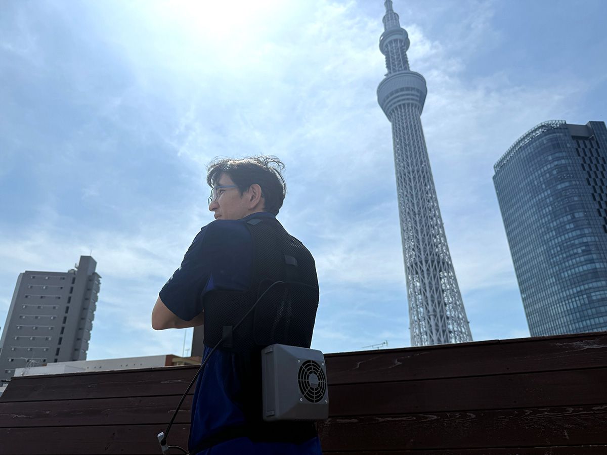 袖なしベストタイプのデザインを採用するチラーX。ぴったりと着られるフィット感が心地よい