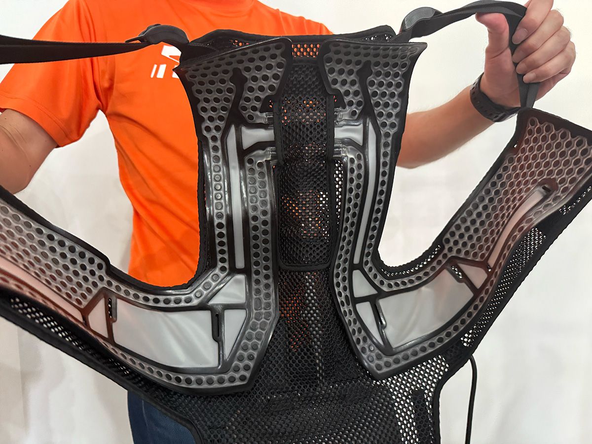 ベストの内側には冷たい水を循環させるパイプが張り巡らされている