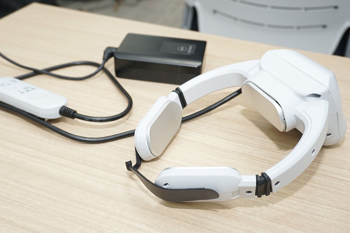 首もと3点にペルチェ素子を内蔵するパネルをあてて冷やす、富士通ゼネラルの「wearcon（ウェアコン）」ネックバンド部とバッテリーパックが別々の筐体になっている