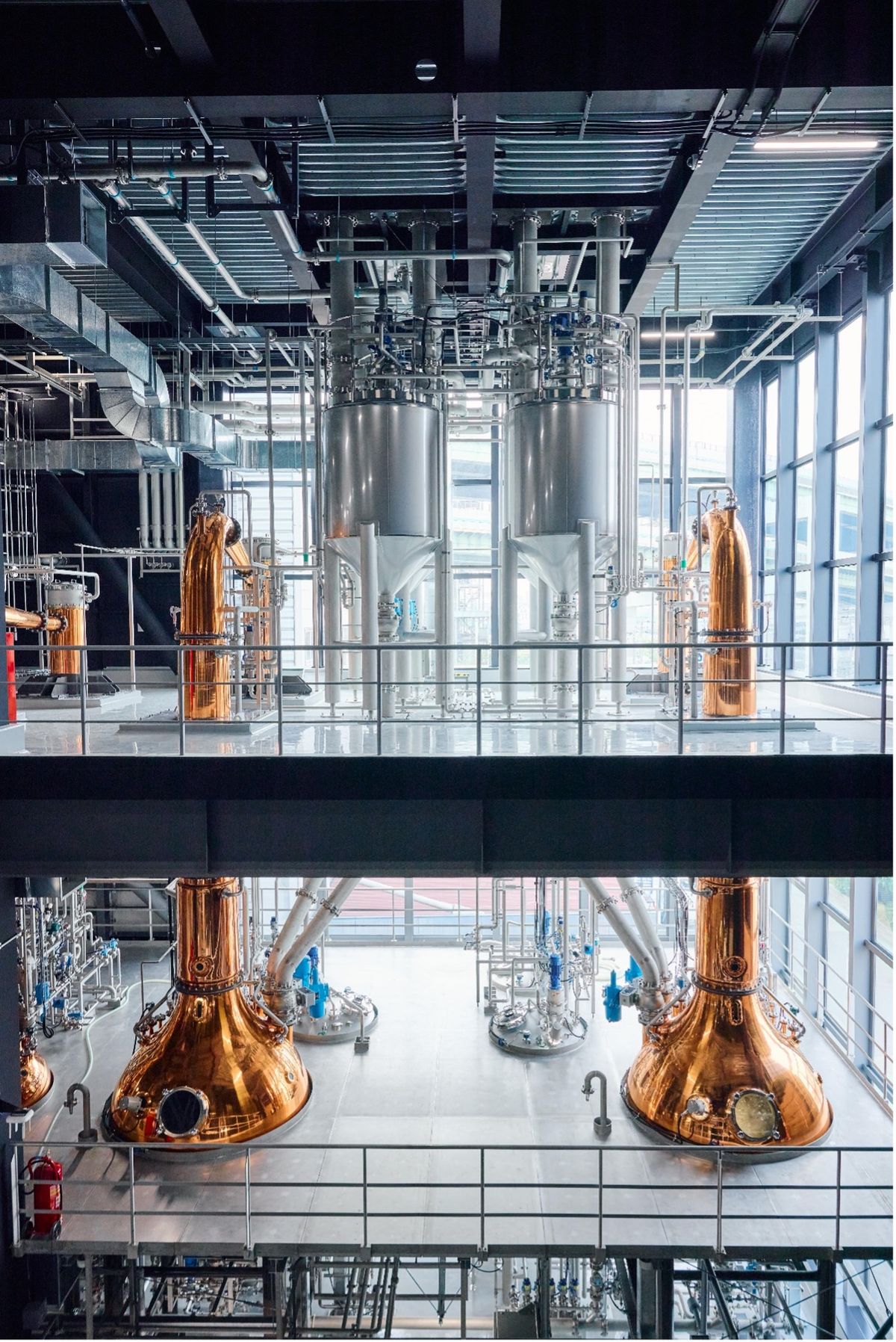 ▽バレリーナの首のごとくすっと伸びた光り輝く蒸留器から、雑味のないクリアな原料が得られる。（写真提供：サントリー）