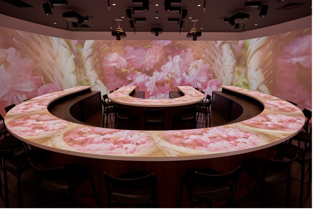 桜の花が投影された360度シアター付きセミナールーム（写真提供：サントリー）