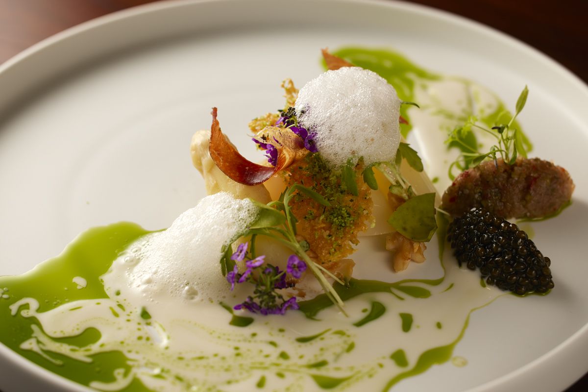 コース(¥25,300) の前菜「白アスパラの春のお皿」。グランド・キュヴェと合わせるいろいろな仕掛けが施されている。