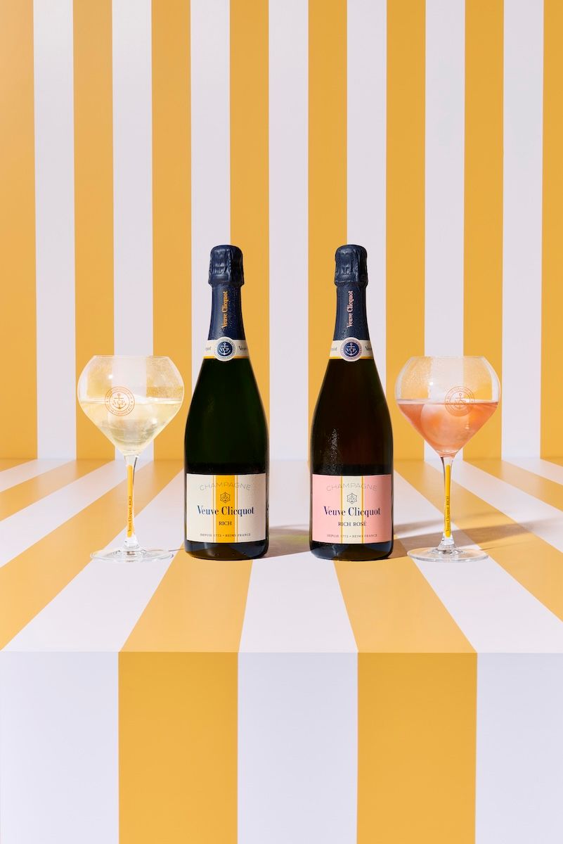 「ヴーヴ・クリコ リッチ オン アイス」、「ヴーヴ・クリコ リッチ ロゼ オン アイス」。大きめなグラスに氷を入れて注ぐ、新しいスタイルのシャンパーニュ。ヴーヴ・クリコの特徴であるフレッシュさ、力強さ、豊かなアロマはそのままに、柔らかな甘さをまとったみずみずしい味わいが魅力的。
