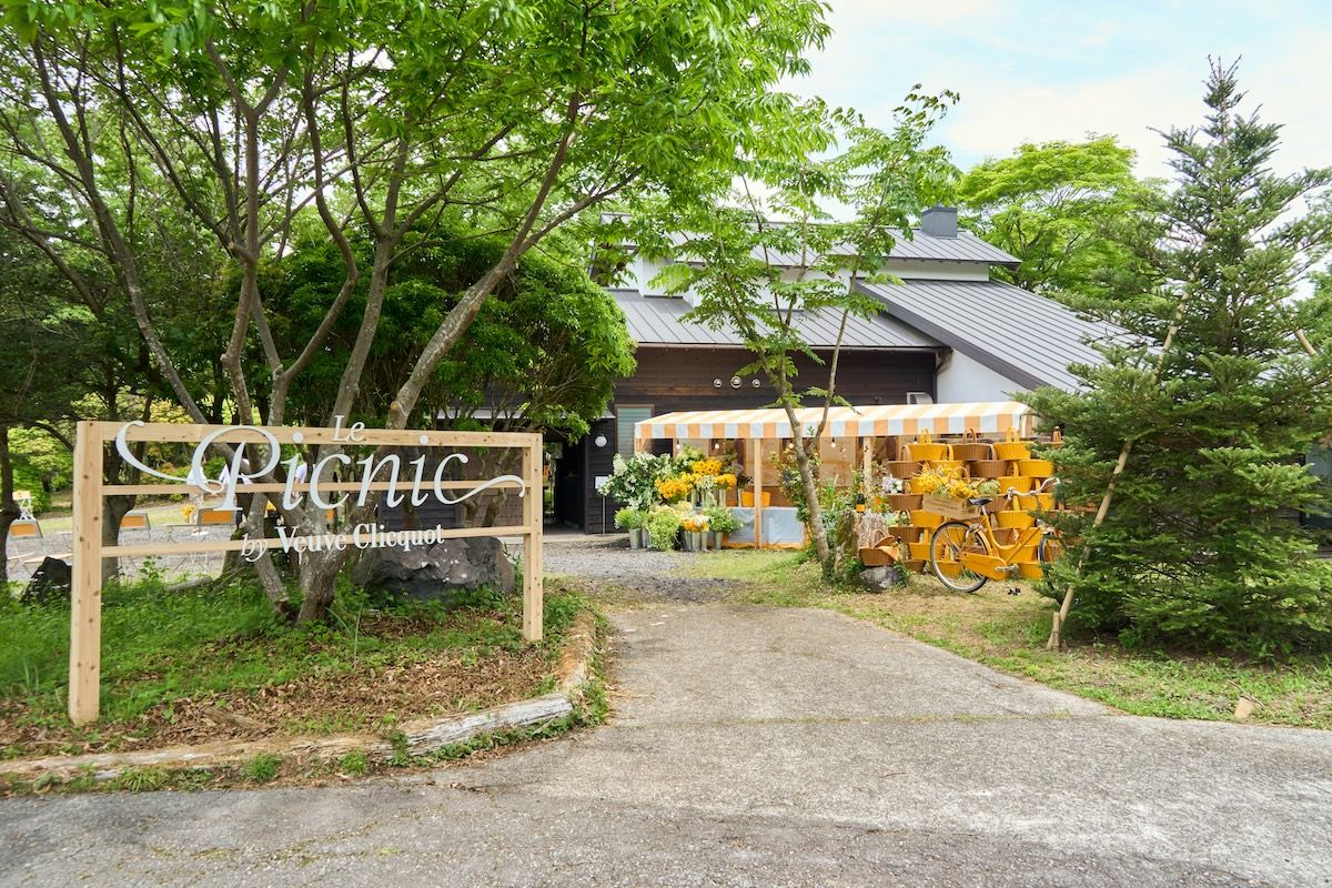 初夏を迎えた富士山の麓、大自然のなかでヴーヴ・クリコと食のペアリングを楽しむピクニックイベントが行われた。ランチはミシュラン二つ星の「ヴィラ アイーダ」の小林寛司シェフが腕をふるった。ラグジュアリーな料理とさまざまなキュヴェをペアリングさせるという贅沢を、自然や太陽を感じながら楽しむことを目的とした、新たなピクニックスタイルを表現。