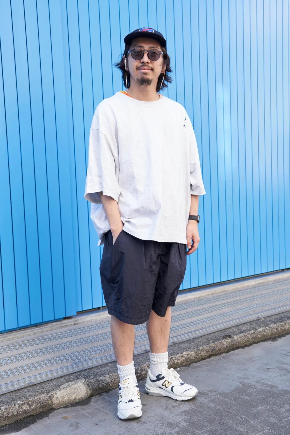 Tシャツ＝キャンバー　カットソー＝古着　パンツ＝テアトラ　シューズ＝ニューバランス　帽子＝ベストメイド　眼鏡＝ジュガードフォーティーン　腕時計＝アップル