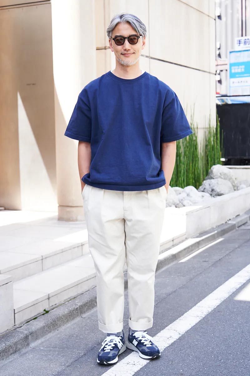 Tシャツ＝キャンバー　カットソー＝無印良品　パンツ＝ナナミカ　シューズ＝ニューバランス　眼鏡＝イエローズプラス