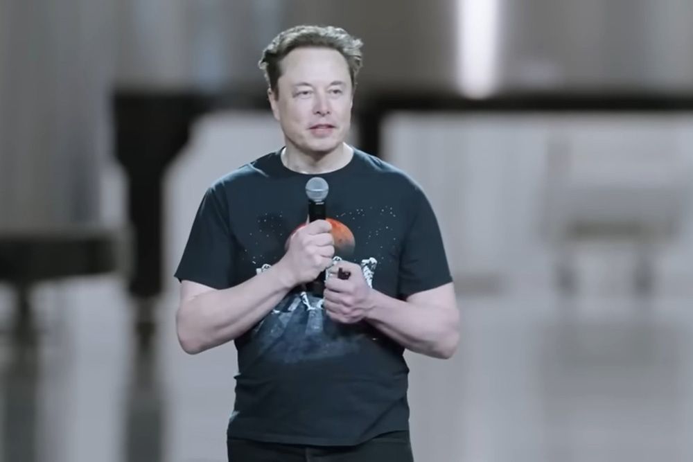 5月下旬、社員に対して火星探査計画をプレゼンするマスク氏(C)SpaceX
