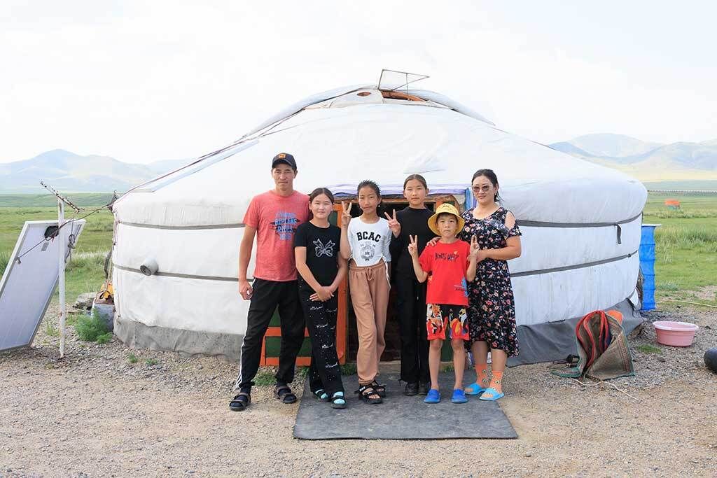 遊牧民一家のご主人はバヤル・アグヤイさんという人で、奥さんと2人の娘、末っ子の男の子の5人家族。もう1人は親戚の子供