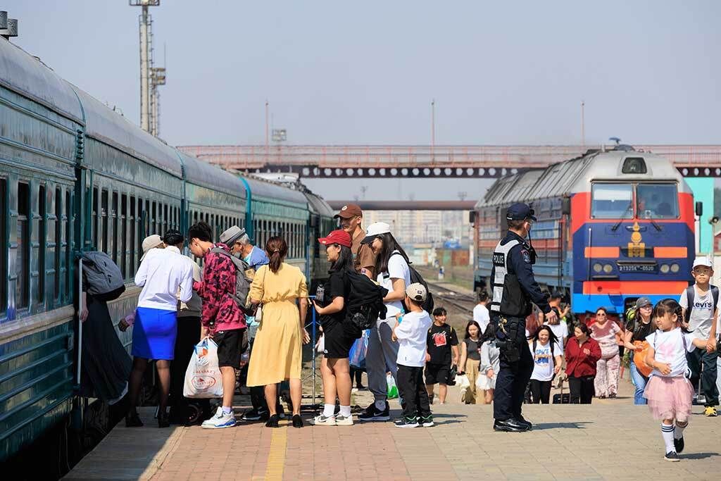 列車にはモンゴルの家族や子供たちがたくさん乗り込んできた