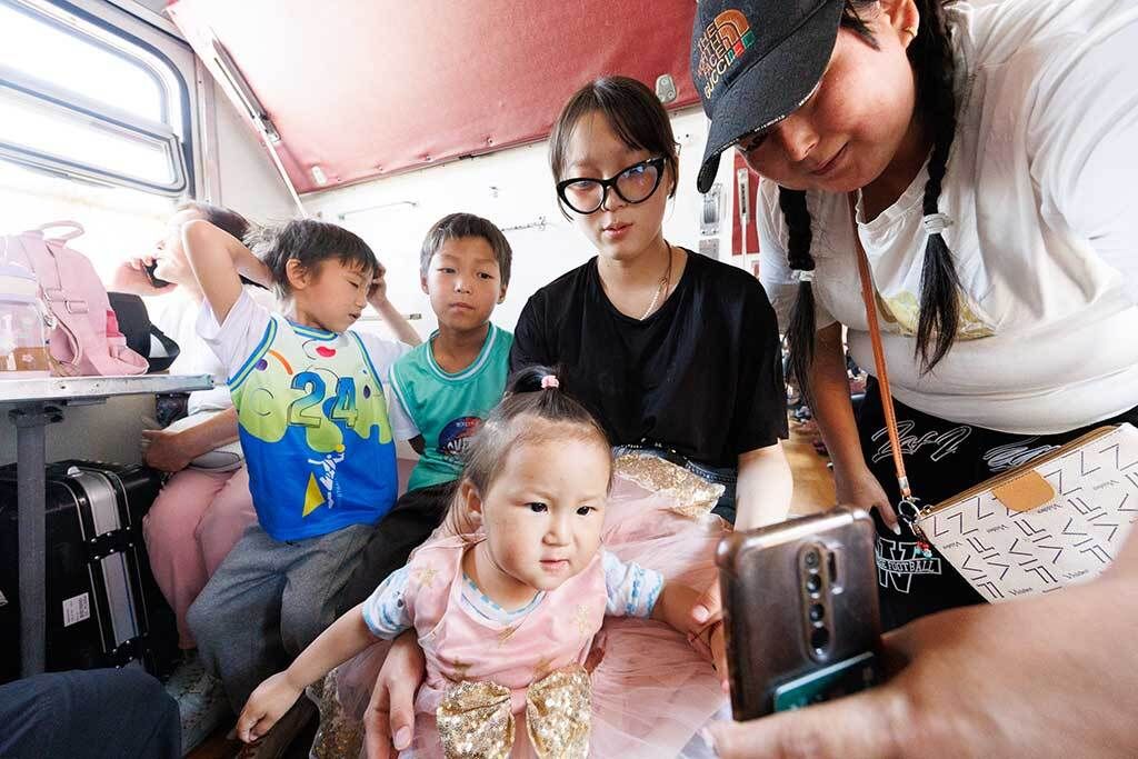 同行した写真家の佐藤憲一さんがスマホで撮った写真を赤ん坊に見せると、本人が顔を近づけてきた