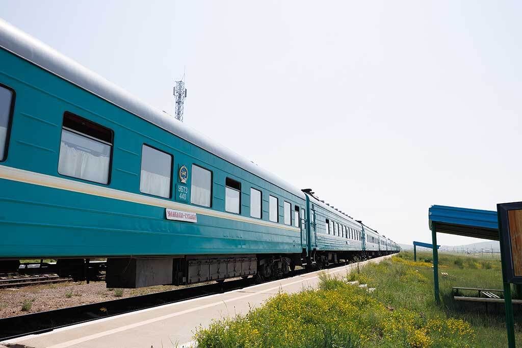 草原の只中にあるダワーニ駅で降りる。ホームも改札も駅舎もない