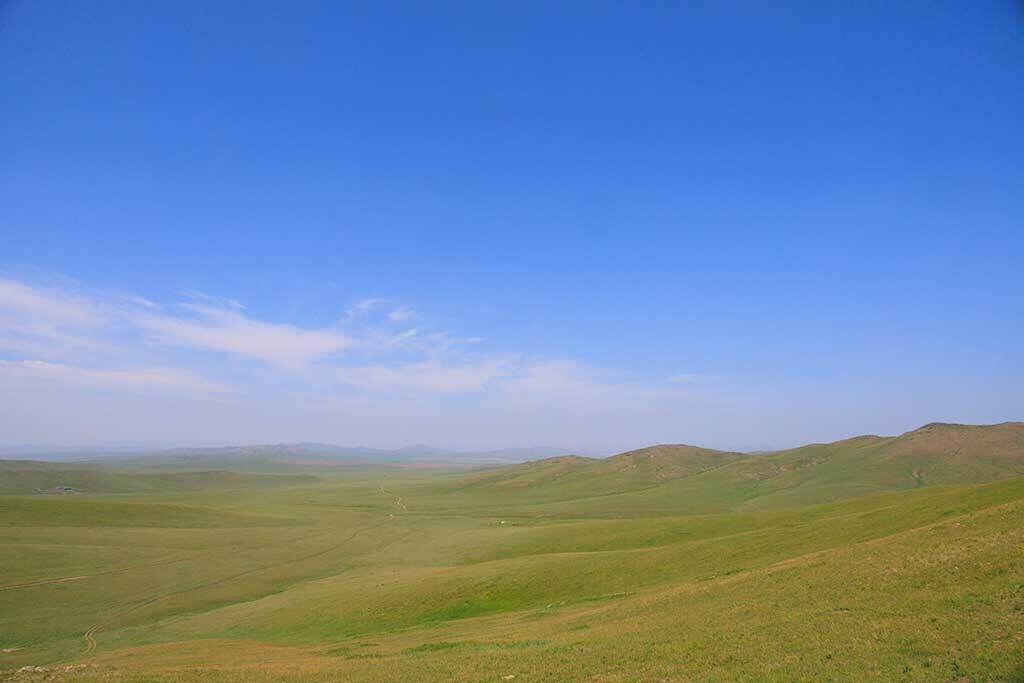 なだらかな丘陵がどこまでも続くホスタイ国立公園の草原。モンゴル人にとって草原は、われわれにとっての海のようなものではないかと、ふと思った