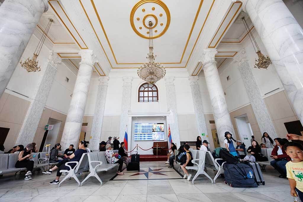 ウランバートル駅の天井の高い待合室。極東ロシアのハバロフスク駅の構内もこんな感じだった