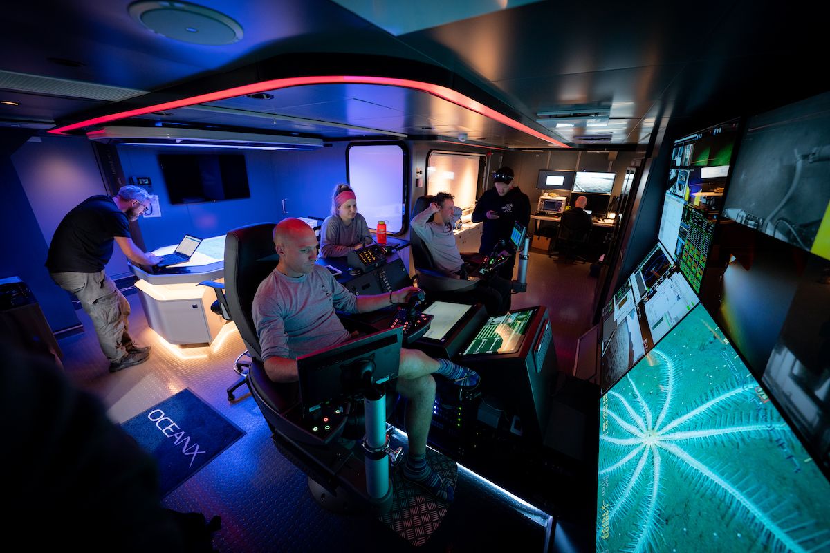 OceanXplorer管制センターは船内におけるオペレーションのハブだ。チームはここから人力潜水艇をナビゲートし、遠隔操作型無人潜水機を操作し、先進の科学的発見やライブ放送のためのリアルタイムマッピング・データを処理する。
