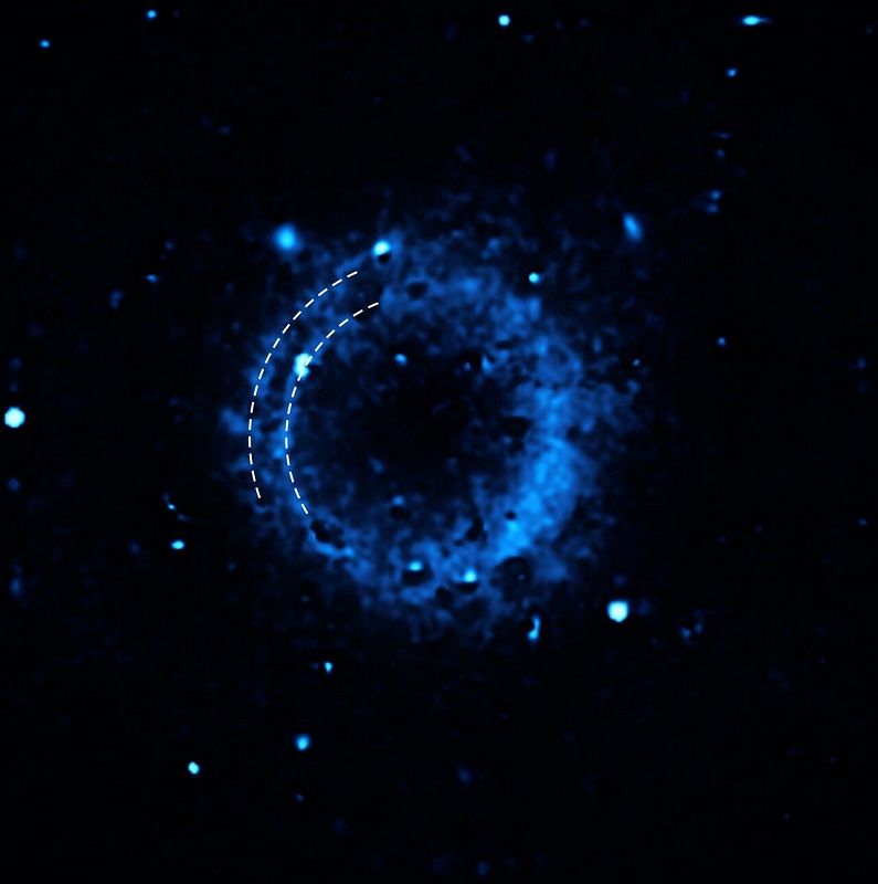 超新星残骸SNR 0509-67.5内のカルシウムの分布を示す画像。欧州南天天文台（ESO）の超大型望遠鏡VLTに搭載の超広視野面分光装置MUSEでデータを取得。画像に重ねて表示した2本の曲線は、数百年前に核融合を終えた恒星から2回の爆発で放出された同心円状の2つのカルシウムからなる球殻の輪郭を示している（ESO/P. Das et al.）